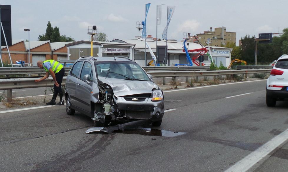 Incidente in tangenziale, due feriti