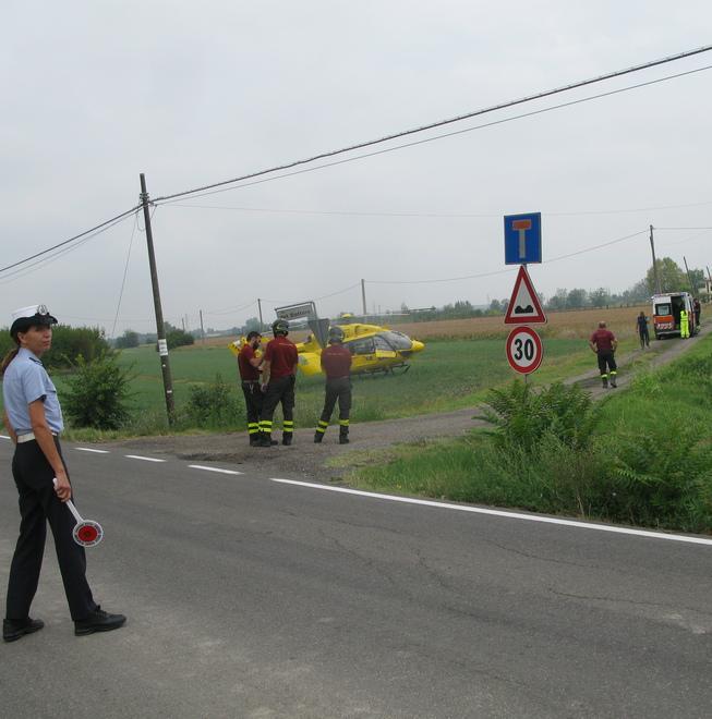 Fuori strada con l’auto: donna grave all’ospedale 