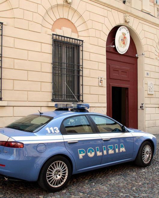 Chiedono carta di soggiorno con documenti contraffatti