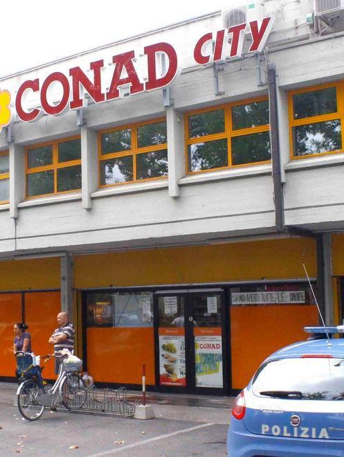 Ferrara, rapina alla Conad: «Mi ha puntato la pistola alla testa» 