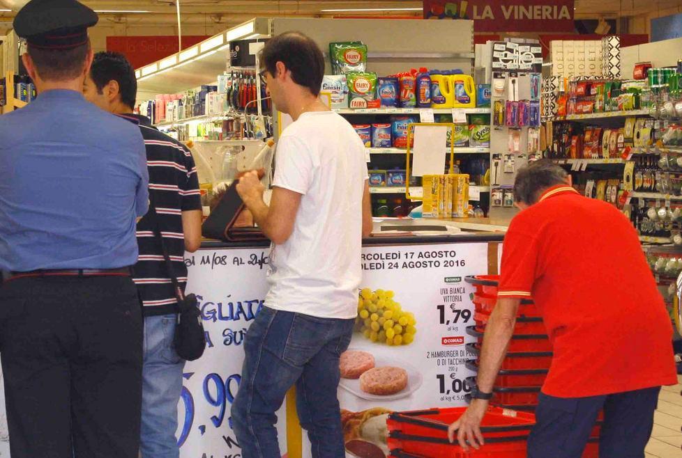 Rapina al Conad, i clienti: «Abbiamo avuto molta paura» 