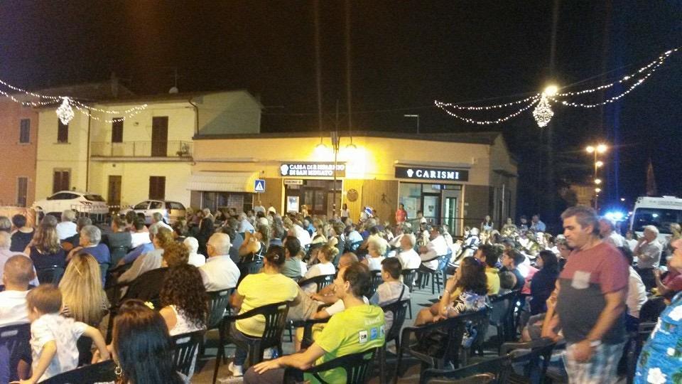 Gli spettatori alla gara di mangiatori di bignè