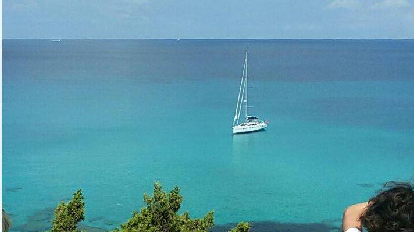 Il panfilo ancorato a pochi metri dalla costa di Pianosa