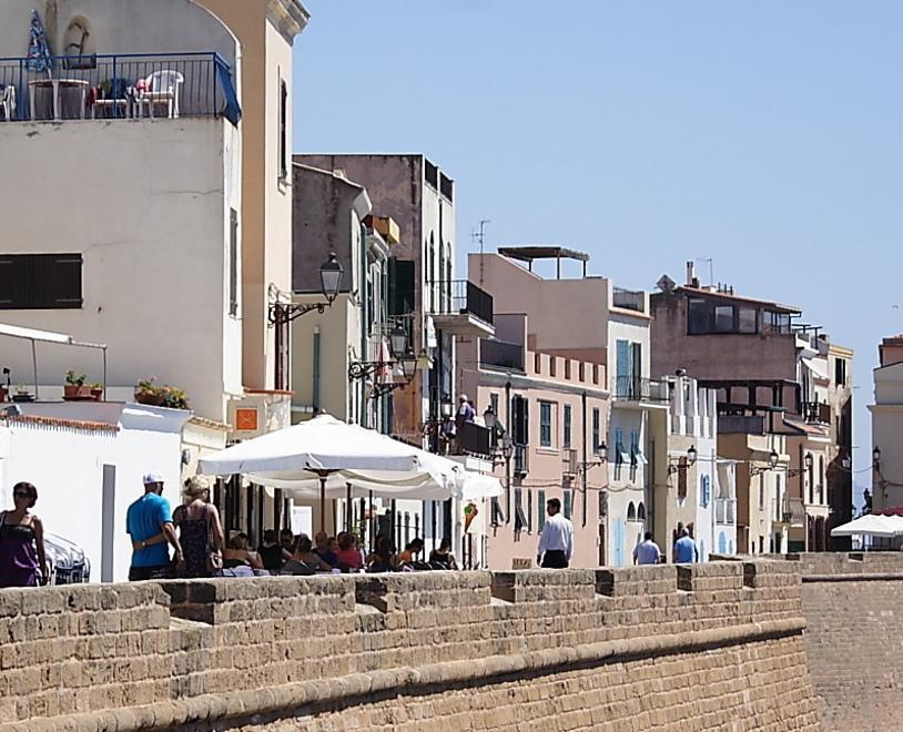 Ad Alghero il conto dipende dalla residenza: i turisti pagano tutto più caro 