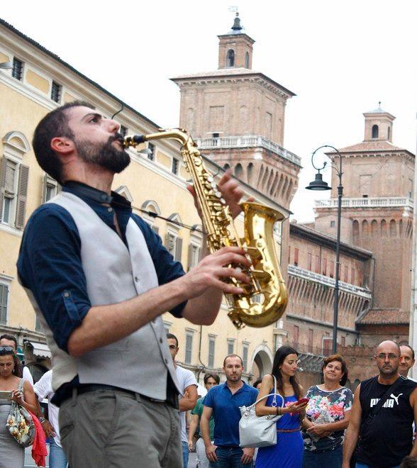 Gli artisti di strada ripartono da Ferrara,  anche con la pioggia 