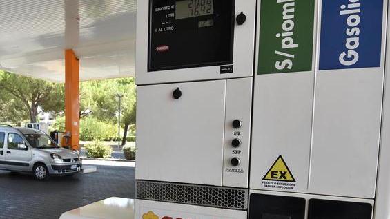 Da ottobre la benzina costerà meno