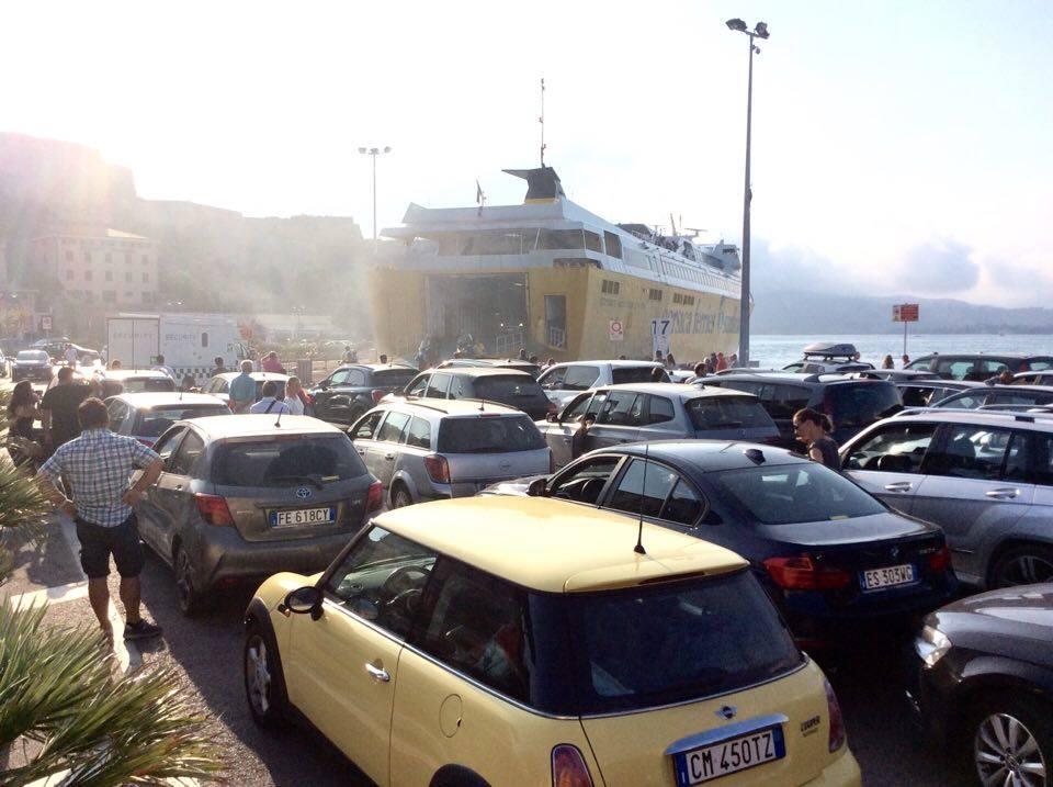 Macchine in attesa dell'imbarco a Portoferraio