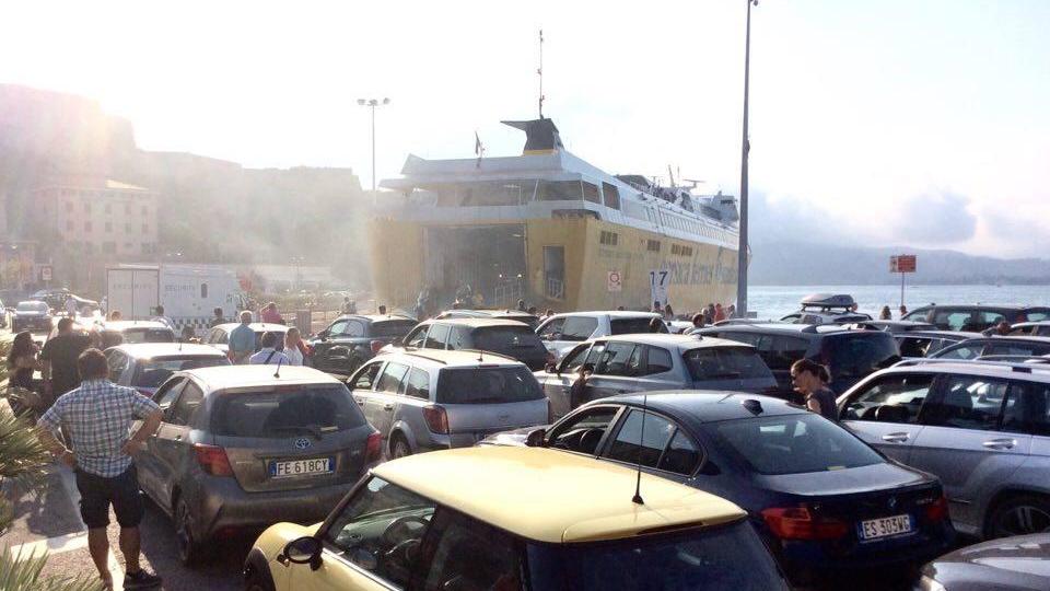 Macchine in attesa dell'imbarco a Portoferraio