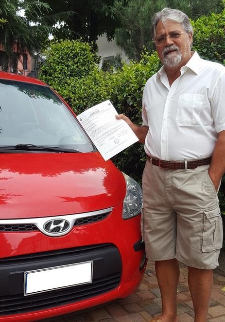 Multato per aver parcheggiato nel giardino di casa