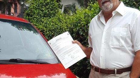 Multato per aver parcheggiato nel giardino di casa