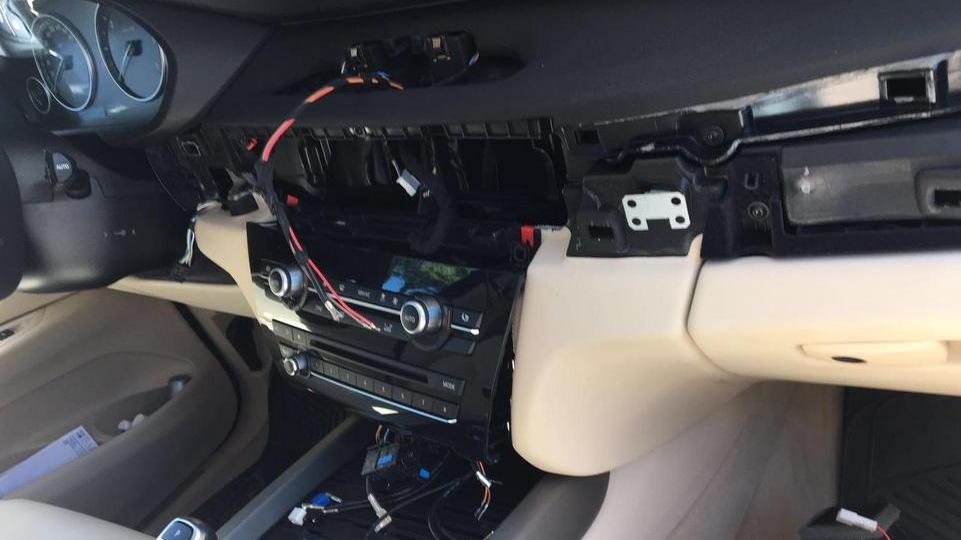 Il cruscotto di un'auto devastato dai ladri