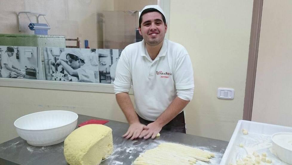  Antonio Caccavallo al lavoro nel laboratorio di Pasta di Sole 