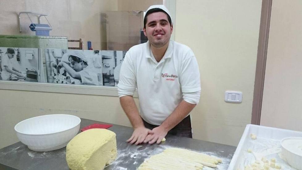 Antonio Caccavallo al lavoro nel laboratorio di Pasta di Sole
