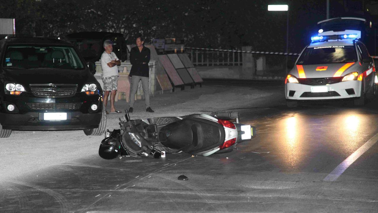 La scena dell'incidente in via Italica a Lido di Camaiore