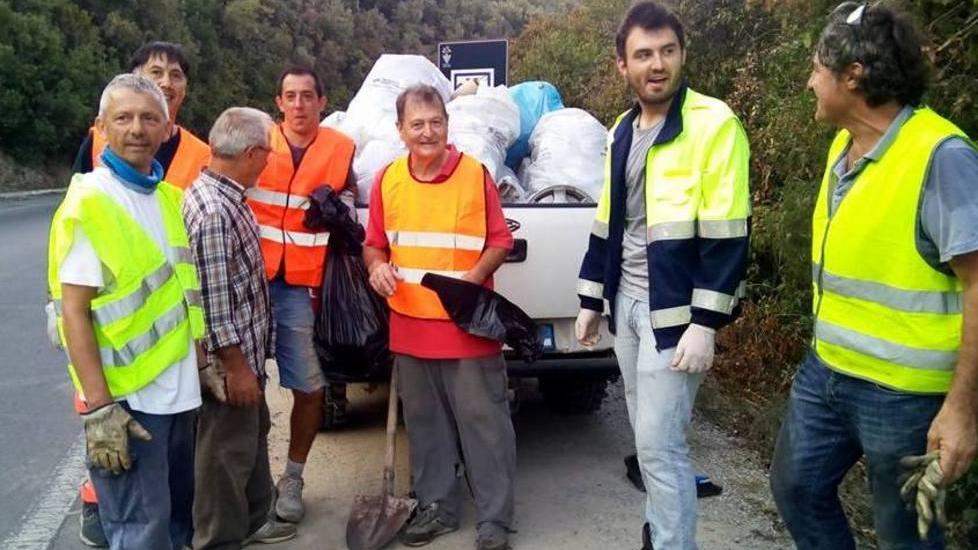 Via i rifiuti dal ciglio della strada provinciale