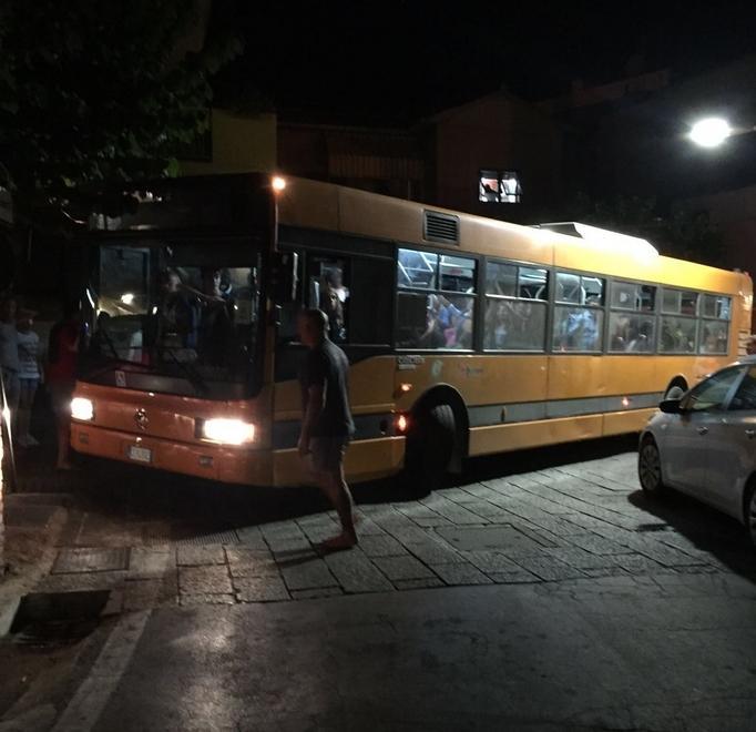Il bus s’incastra nella curva Traffico bloccato 