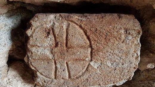 Scavando la parete di un casa salta fuori una croce templare