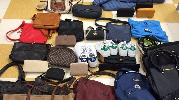 Merce contraffatta abbandonata sulla duna I venditori abusivi riescono a scappare