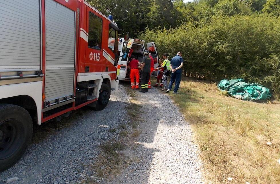 Marito e moglie feriti nel trattore che si ribalta 