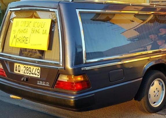 Tra scherzi e scongiuri va in giro per le strade con il carro funebre 