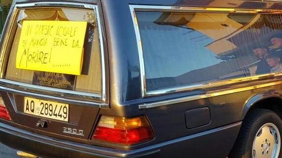 Tra scherzi e scongiuri va in giro per le strade con il carro funebre