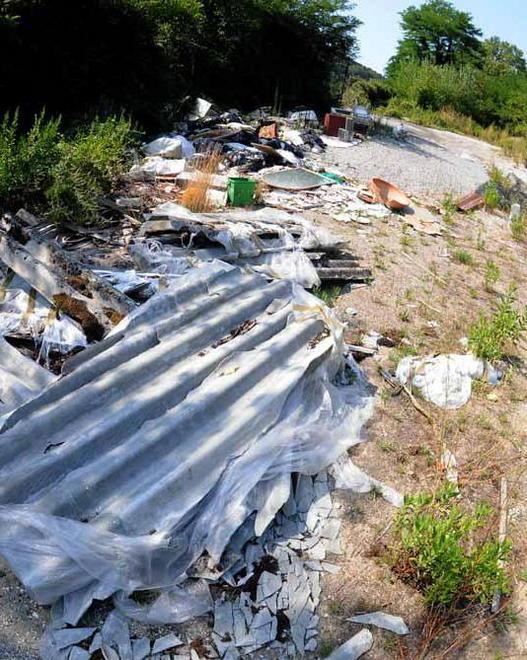 Discariche in bella vista sulla Statale 