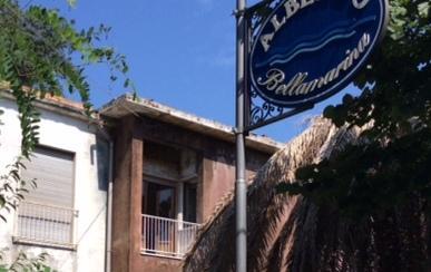 Ex hotel, l’invasione degli sbandati finisce in un esposto