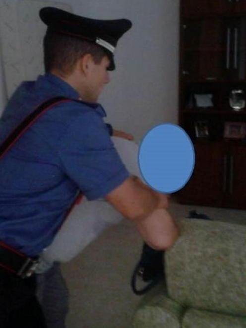 Appostati in casa bloccano il ladro 