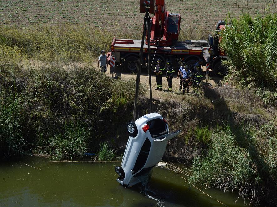 Si getta con l’auto nel Tirso corpo recuperato dai sub