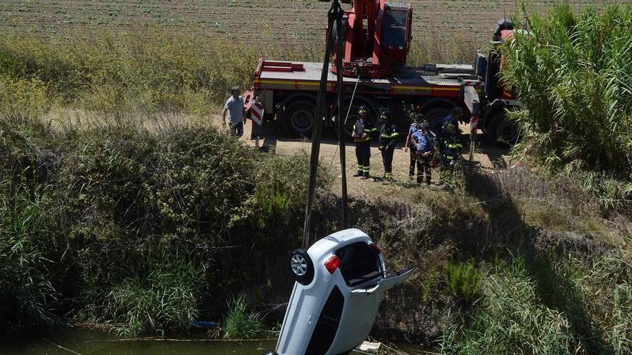 Si getta con l’auto nel Tirso corpo recuperato dai sub