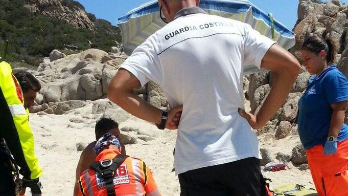 Cade dagli scogli a Cala Corsara giovane in ospedale