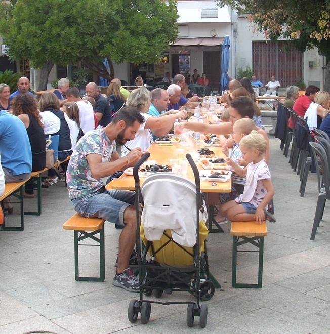 Saluto al turista, stasera la cena in piazza