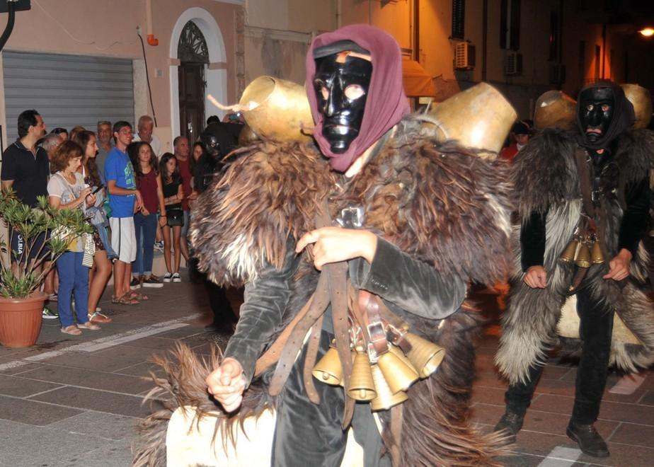 Musica, folclore e cucina pienone nel centro storico 
