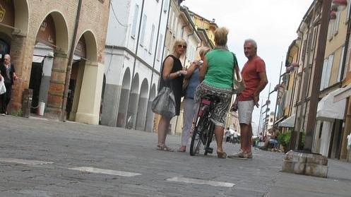 Corso Pio, buchi sul selciato: «Pedoni e ciclisti a rischio»