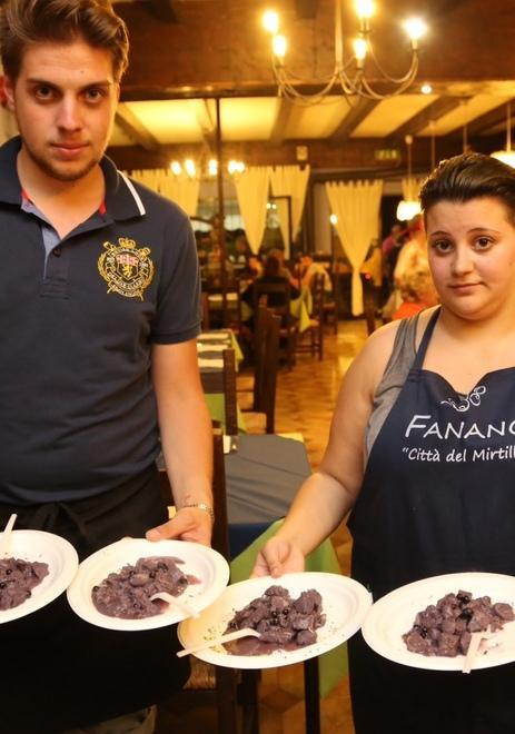 Sua maestà il mirtillo invade Fanano con banchetti e cibo 