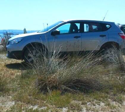 Carloforte, parcheggio selvaggio sulla spiaggia del Giunco