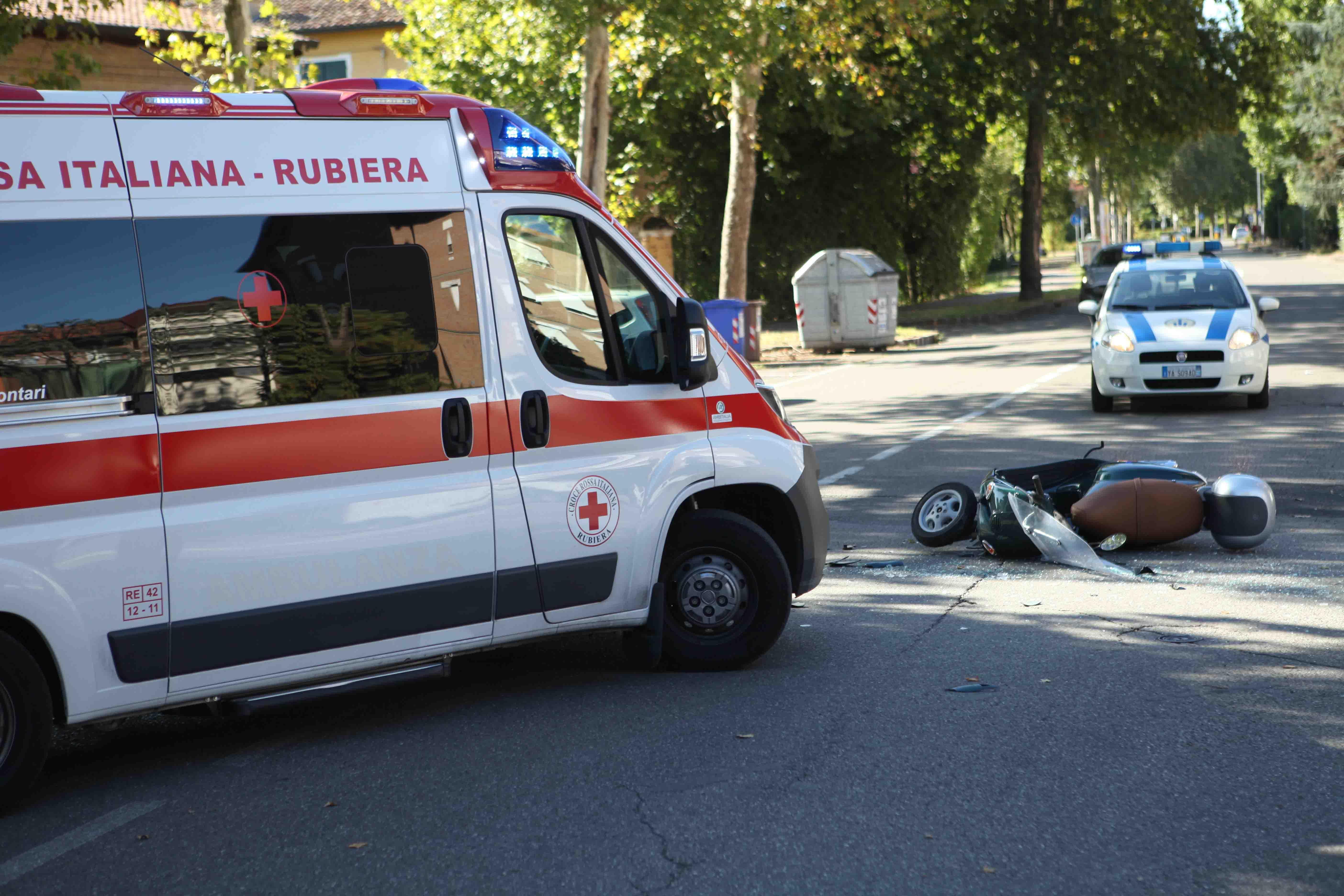 Scontro tra auto e scooter, 39enne gravissimo 