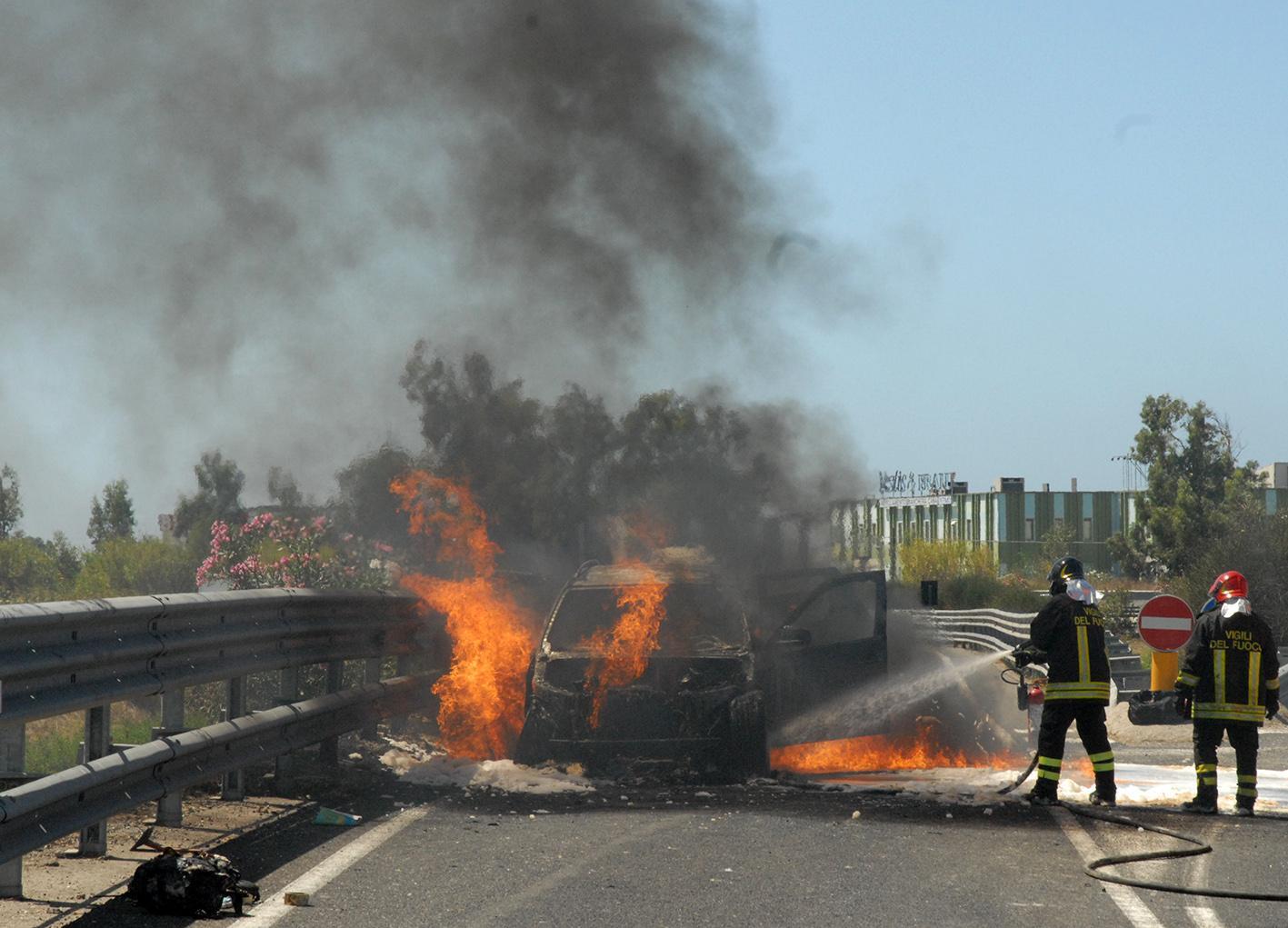 L'auto distrutta dalle fiamme sulla 131