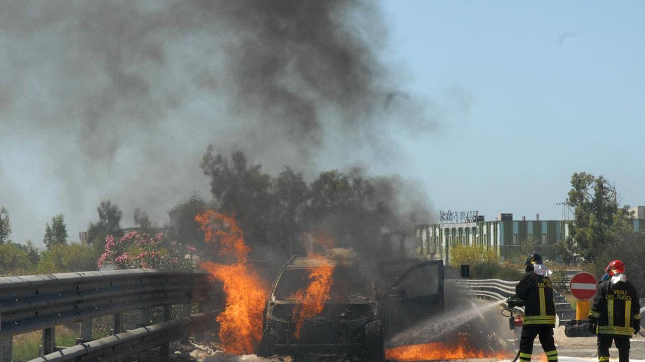 L'auto distrutta dalle fiamme sulla 131