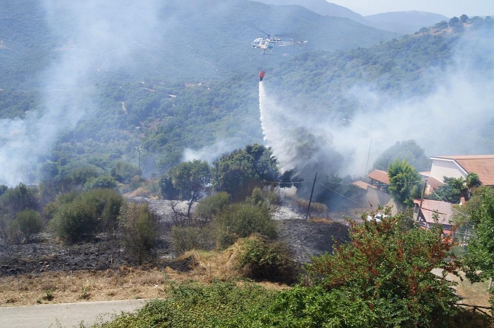 Un elicottero impegnato nell'opera di spegnimento
