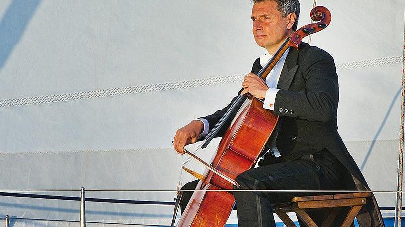 Stintino, lo skipper musicista che solca i mari con uno Stradivari 
