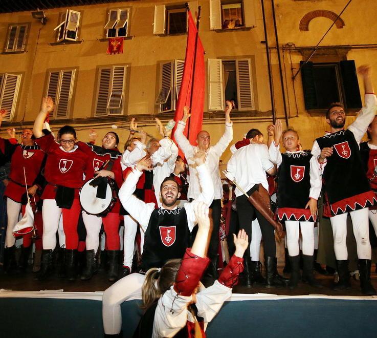 La gioia del rione Santa Maria per la vittoria del Palio 2015 (Foto Nucci)