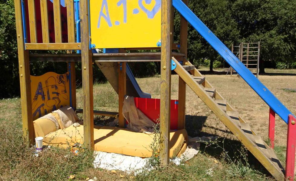 Il giaciglio allestito sotto uno dei giochi del parco Ilaria Alpi (foto Lorenzo Gori)