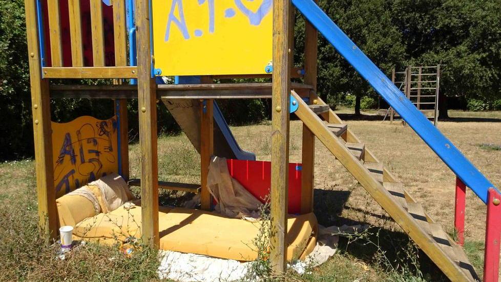 Il giaciglio allestito sotto uno dei giochi del parco Ilaria Alpi (foto Lorenzo Gori)