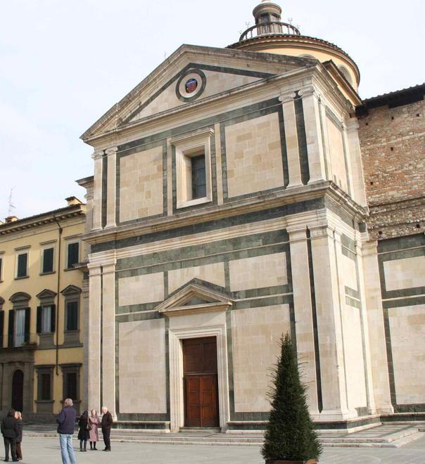 Prende a calci la porta della chiesa e viene arrestato