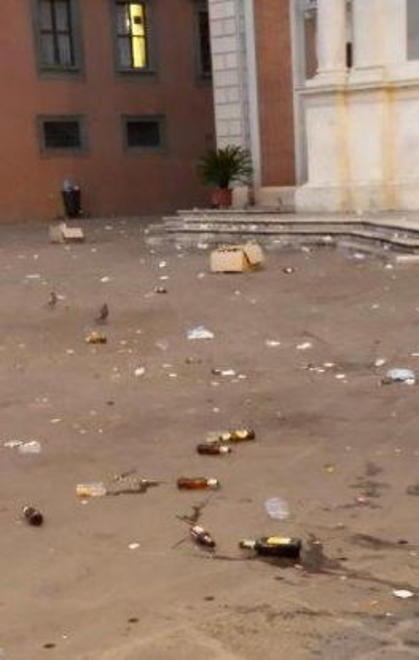 Cade sui vetri rotti in piazza Gravi lesioni 