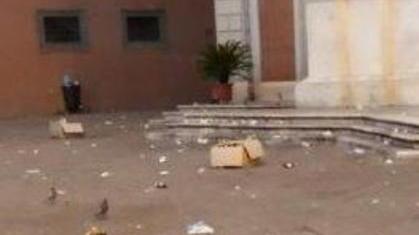 Cade sui vetri rotti in piazza Gravi lesioni