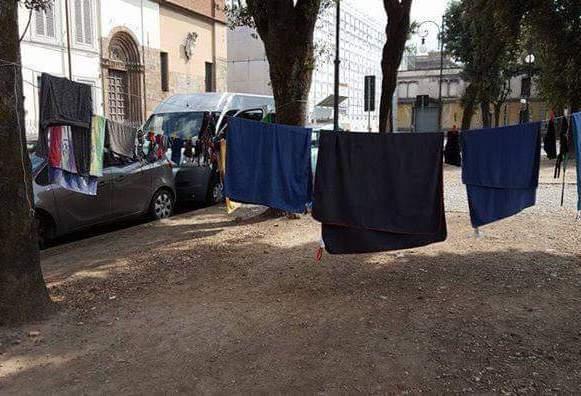 Il bucato steso in piazzale Verdi