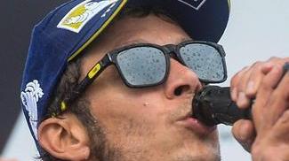 Crutchlow vince una gara pazza Vale, che rimonta!