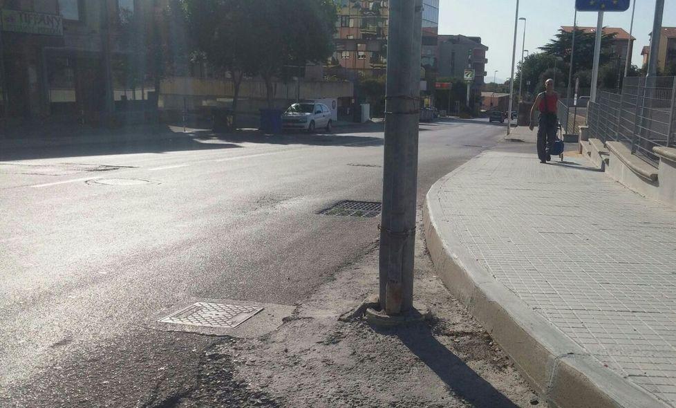 Un palo della luce nell’asfalto